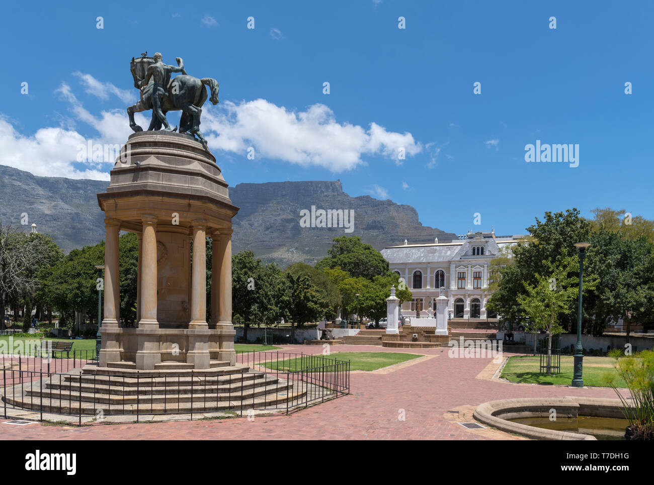 La società del giardino con Delville Memoriale di legno in primo piano e la Table Mountain e Iziiko South African Museum dietro, Cape Town, Sud Africa Foto Stock