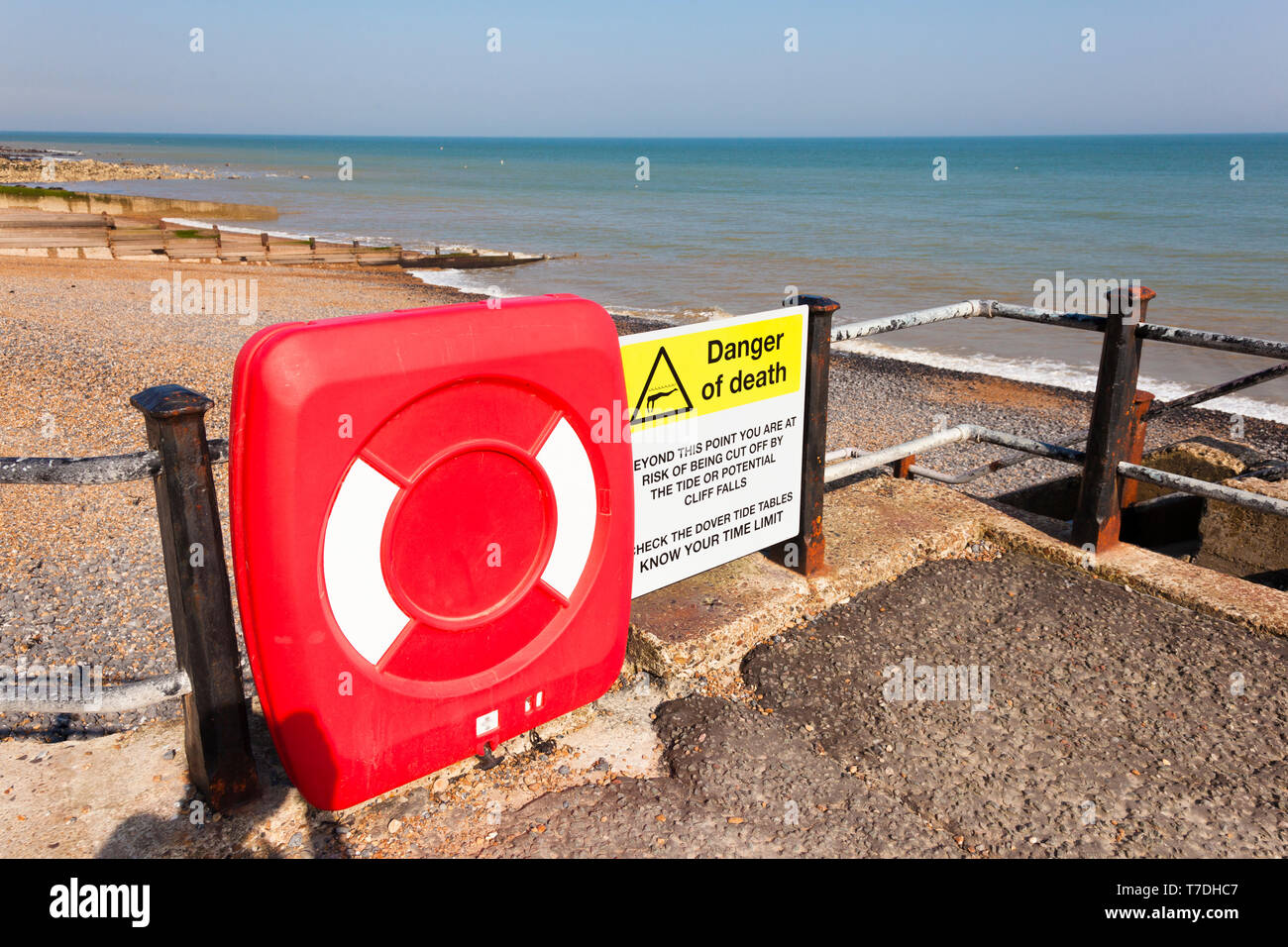 Vita attrezzature di salvataggio, spiaggia, Kent, Regno Unito Foto Stock
