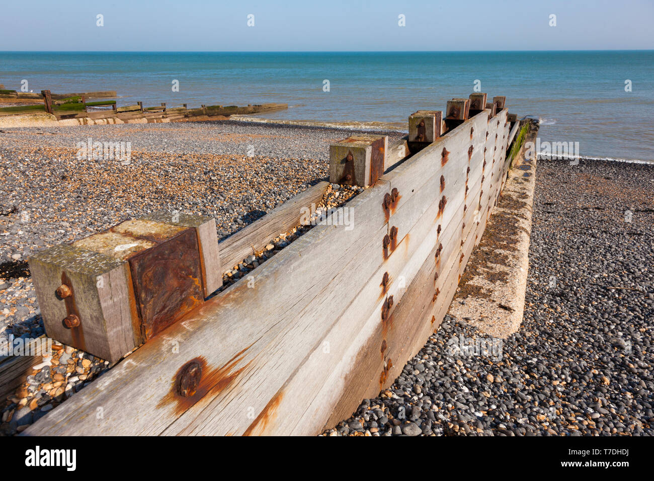 In legno e calcestruzzo, pennelli proteggere spiaggia ciottolosa da erosione. St Margaret's Bay, nei pressi di Dover, Kent Foto Stock