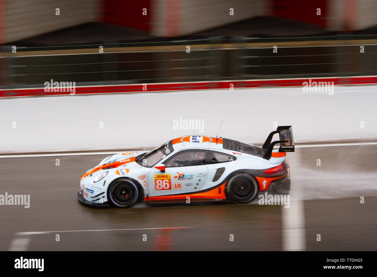 Gulf Racing Porsche calci fino spray su una pista bagnata sull'approccio al Raidillon. WEC Totale 6 Ore di Spa-Francorchamps 2019 Foto Stock