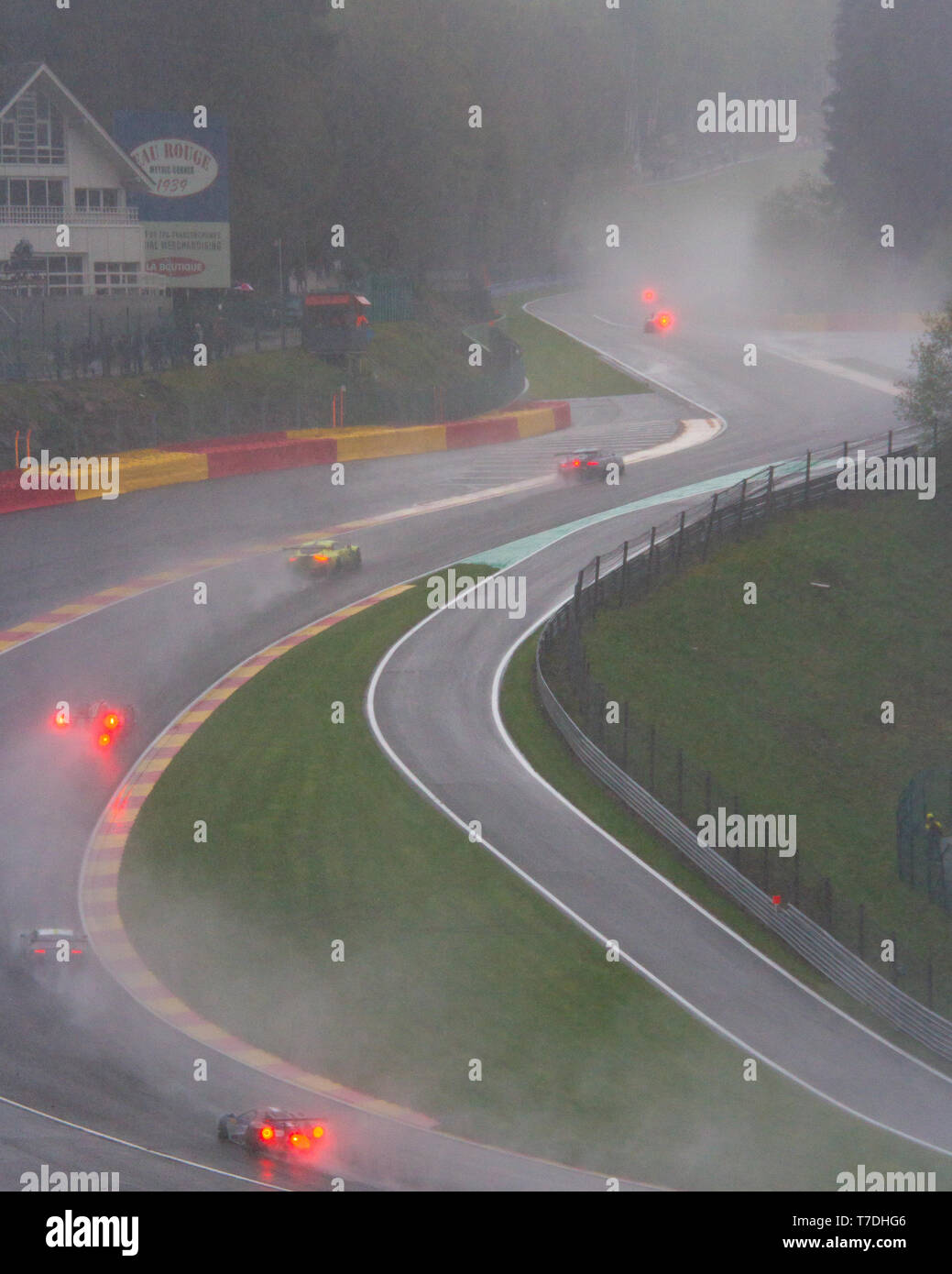 Pioggia, nevischio e neve come vetture da gara effettuare con attenzione il loro modo attraverso Raidillon. WEC Totale 6 Ore di Spa-Francorchamps 2019. Foto Stock