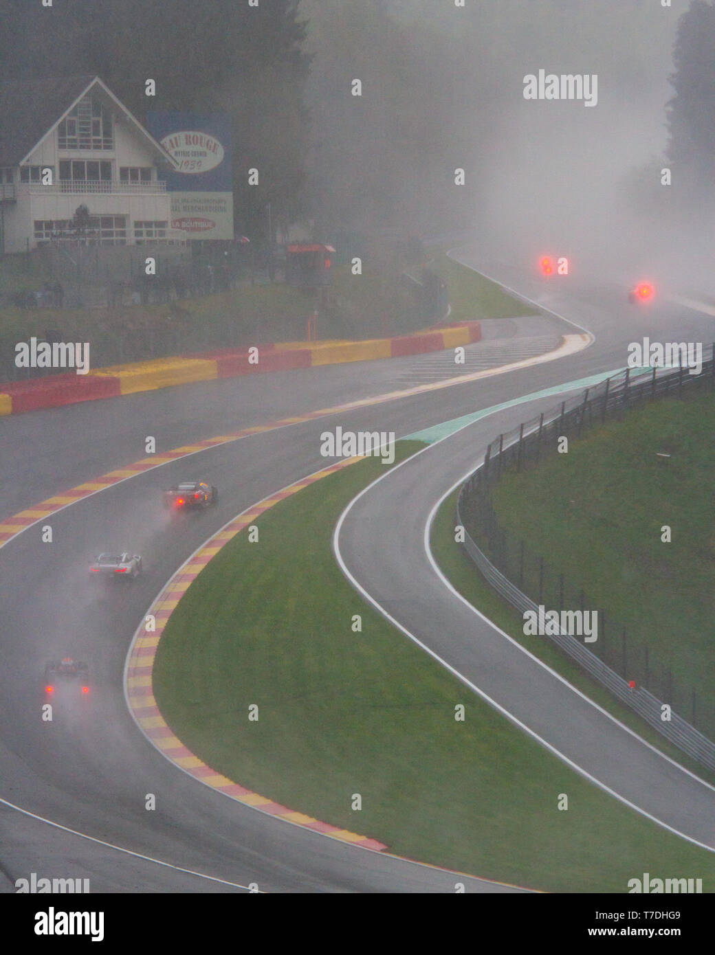 Pioggia, nevischio e neve come vetture da gara effettuare con attenzione il loro modo attraverso Raidillon. WEC Totale 6 Ore di Spa-Francorchamps 2019. Foto Stock