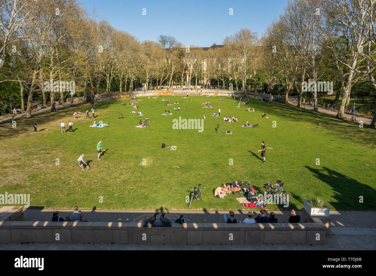 Le persone che si godono il sole di primavera nel Rudolph-Wile-Park, Berlino 2019. Foto Stock