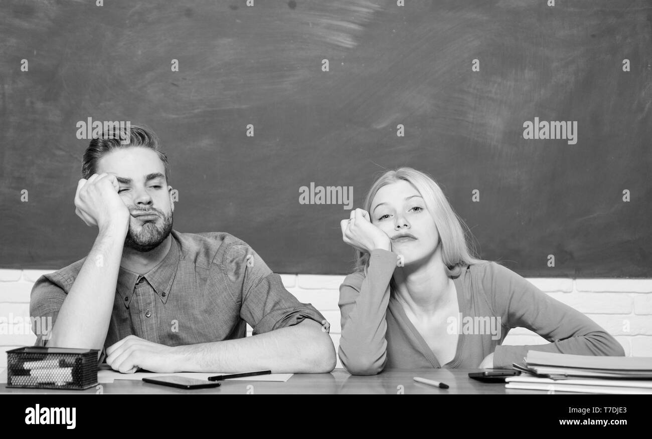 Si torna a scuola. Coppia di un uomo e di una donna in aula. Home La scuola. Scuola moderna. Giorno della conoscenza. La vita degli studenti. Lezione e lavagna. Gli insegnanti giorno. stanco giovane. Ho infine laureato. Foto Stock