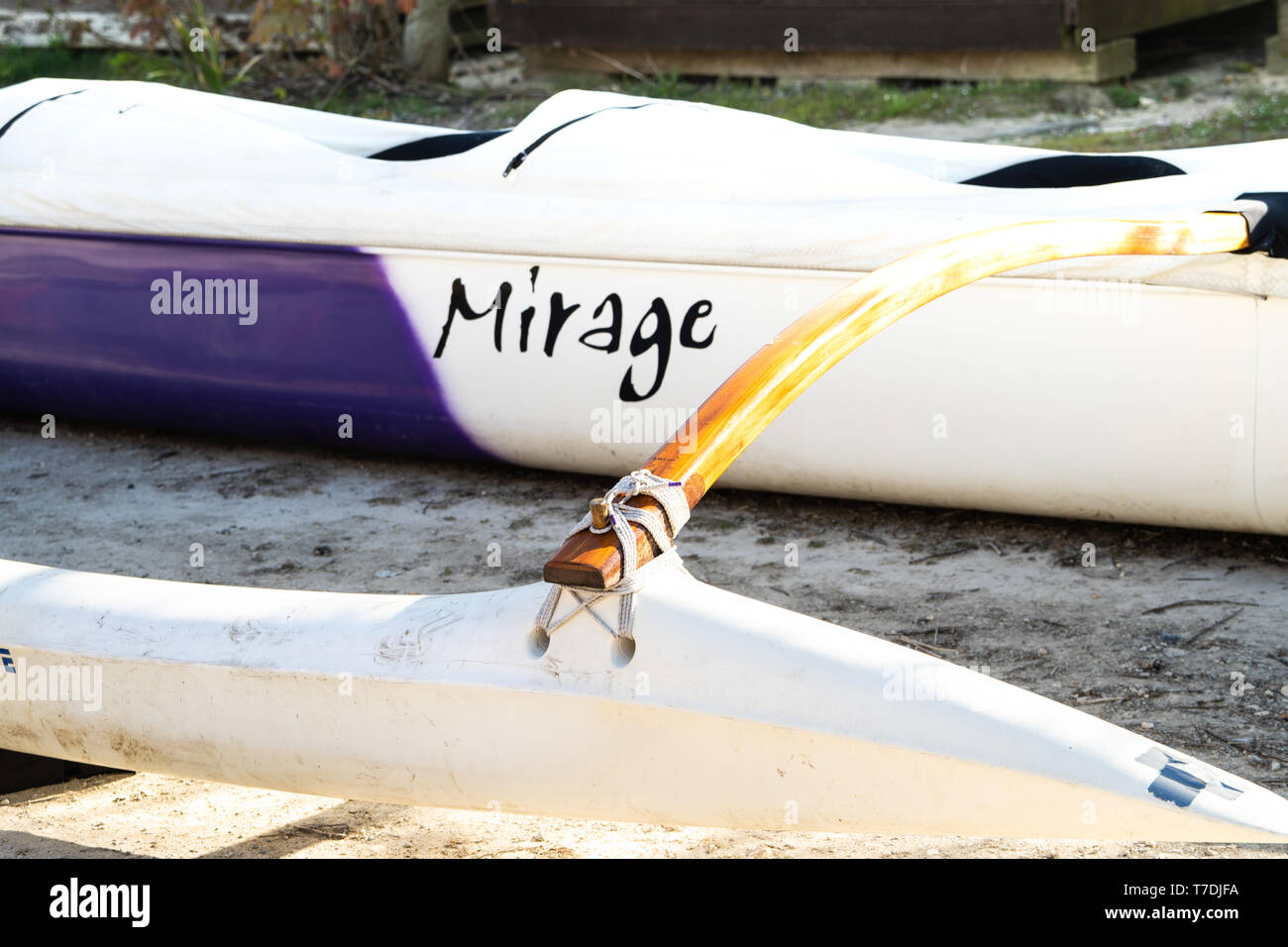 V6 Hawaiian / Tahitian outrigger racing canoa. Un sedile sei racing canoa a Studland Bay, Dorset, Regno Unito Foto Stock