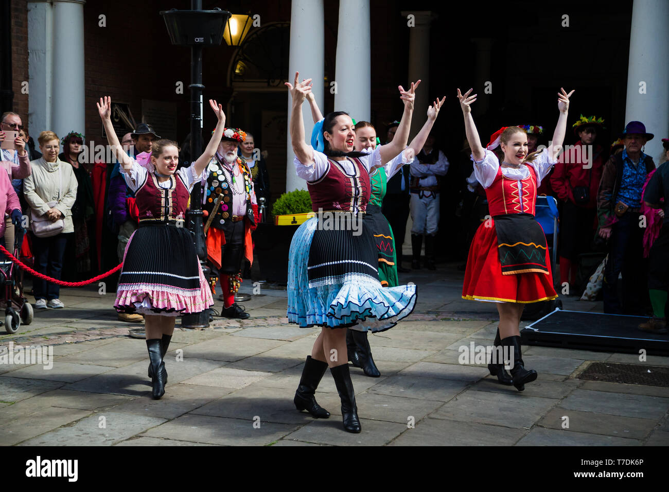 Festival spazia Rochester,Kent, Regno Unito. Il 4 maggio 2019. Ballerini fuori la Guildhall in Rochester in occasione dell'annuale Festival spazia. Foto Stock