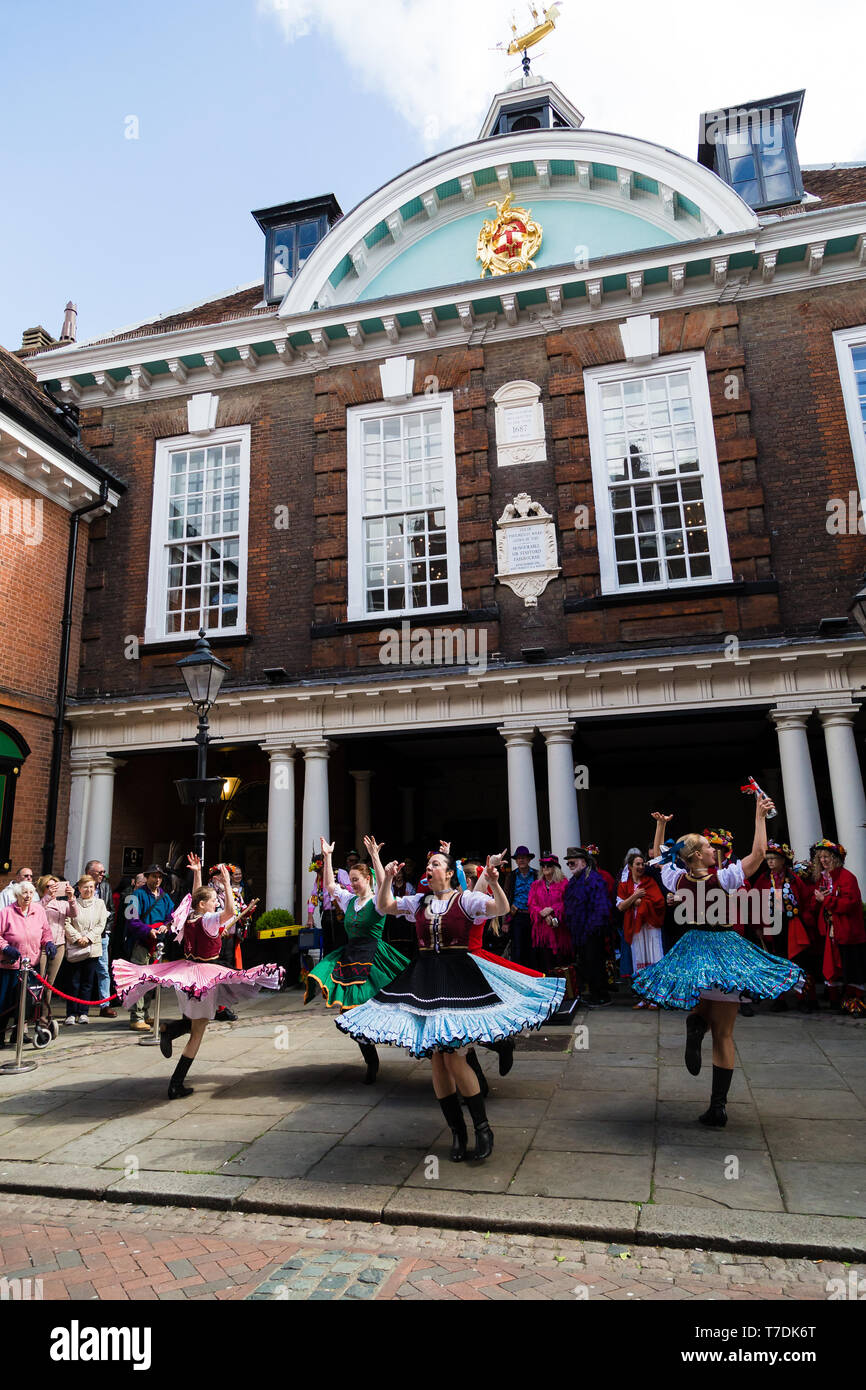 Festival spazia Rochester,Kent, Regno Unito. Il 4 maggio 2019. Ballerini fuori la Guildhall in Rochester in occasione dell'annuale Festival spazia. Foto Stock