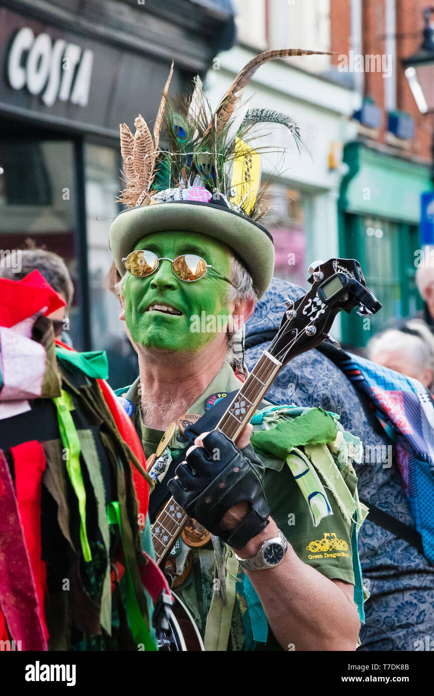 Festival spazia Rochester,Kent, Regno Unito. Il 4 maggio 2019. Green Dragon Morris. Uomo con una faccia verde street performer. Foto Stock