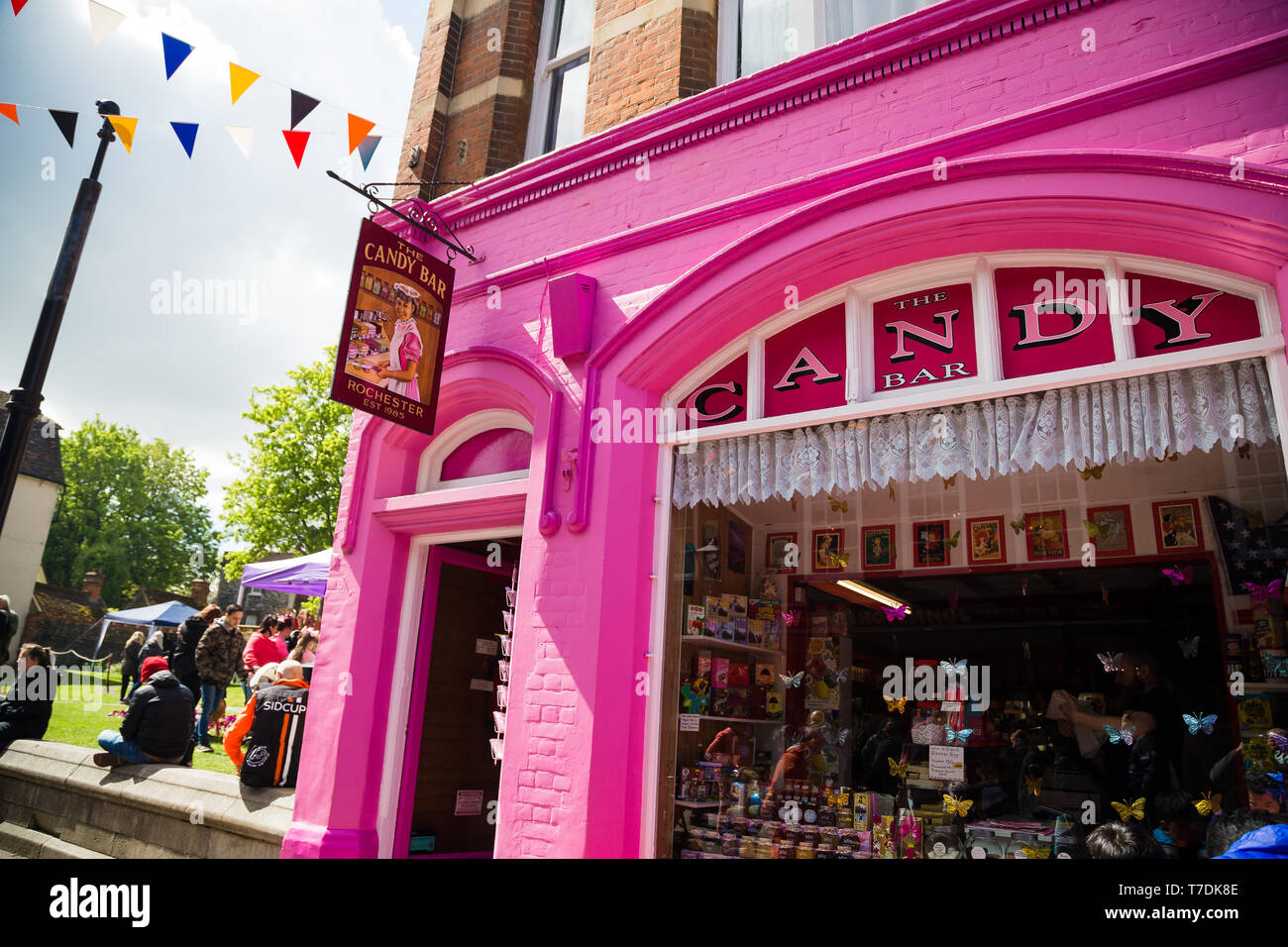 Festival spazia Rochester,Kent, Regno Unito. Il 4 maggio 2019. Negozio di caramelle con rosa negozio di fronte. Foto Stock