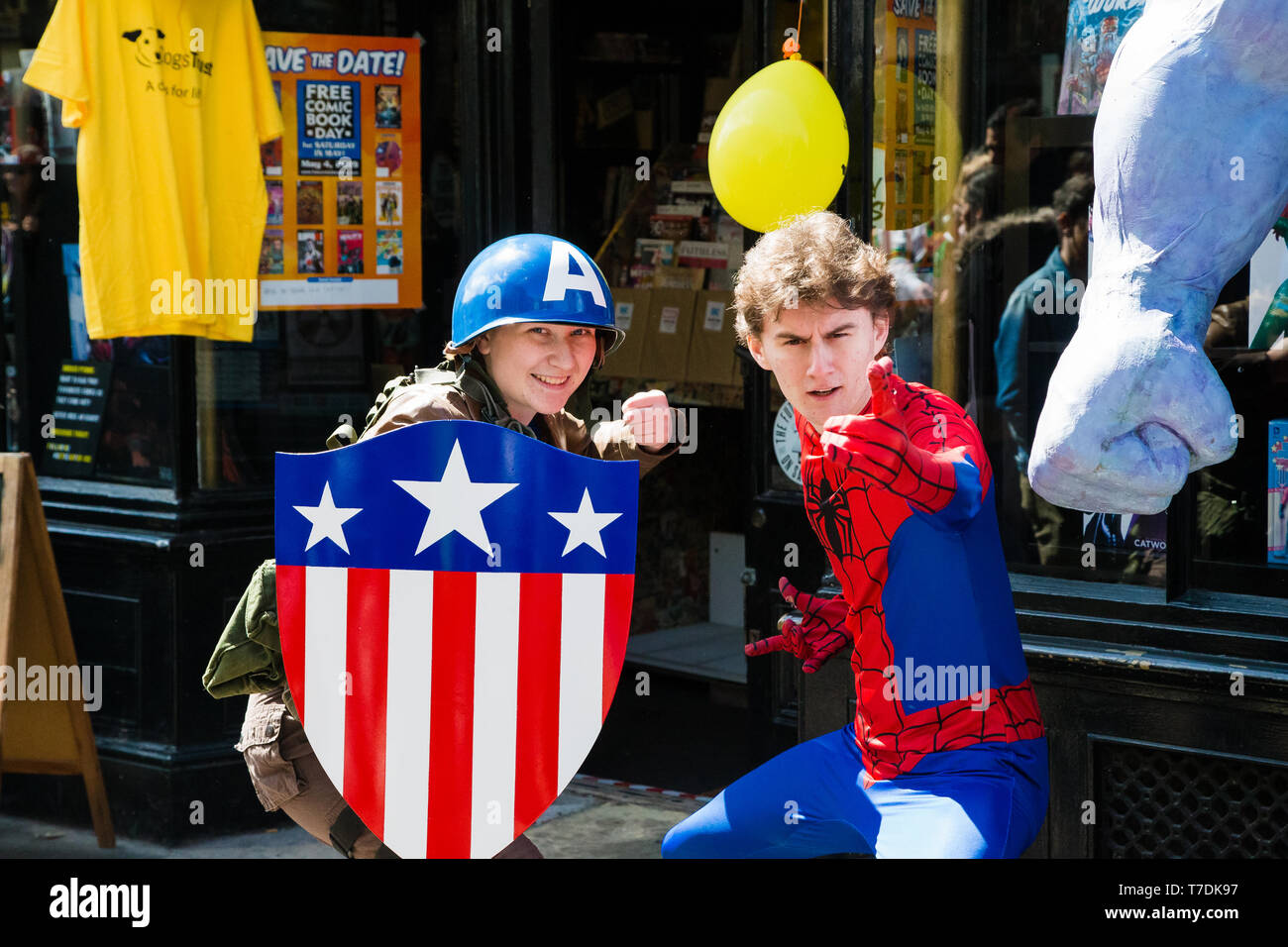 Festival spazia Rochester,Kent, Regno Unito. Il 4 maggio 2019. Ww II Captain America e Spider-Man al di fuori del negozio di fumetti intrattengono il pubblico. Foto Stock