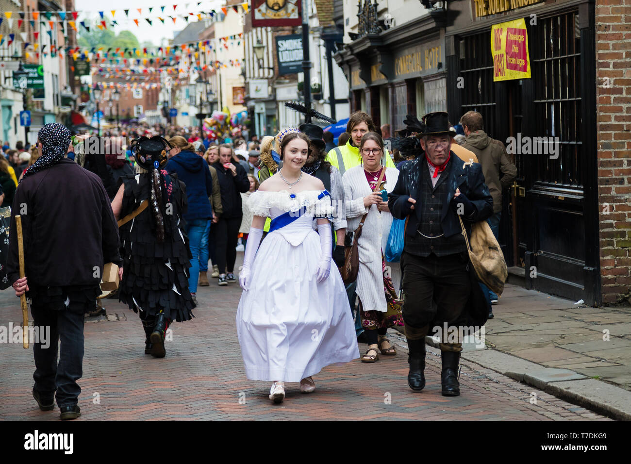 Festival spazia Rochester,Kent, Regno Unito. Il 4 maggio 2019. La regina Victoria impersonator e un gentiluomo in capi di abbigliamento in stile vittoriano. Foto Stock
