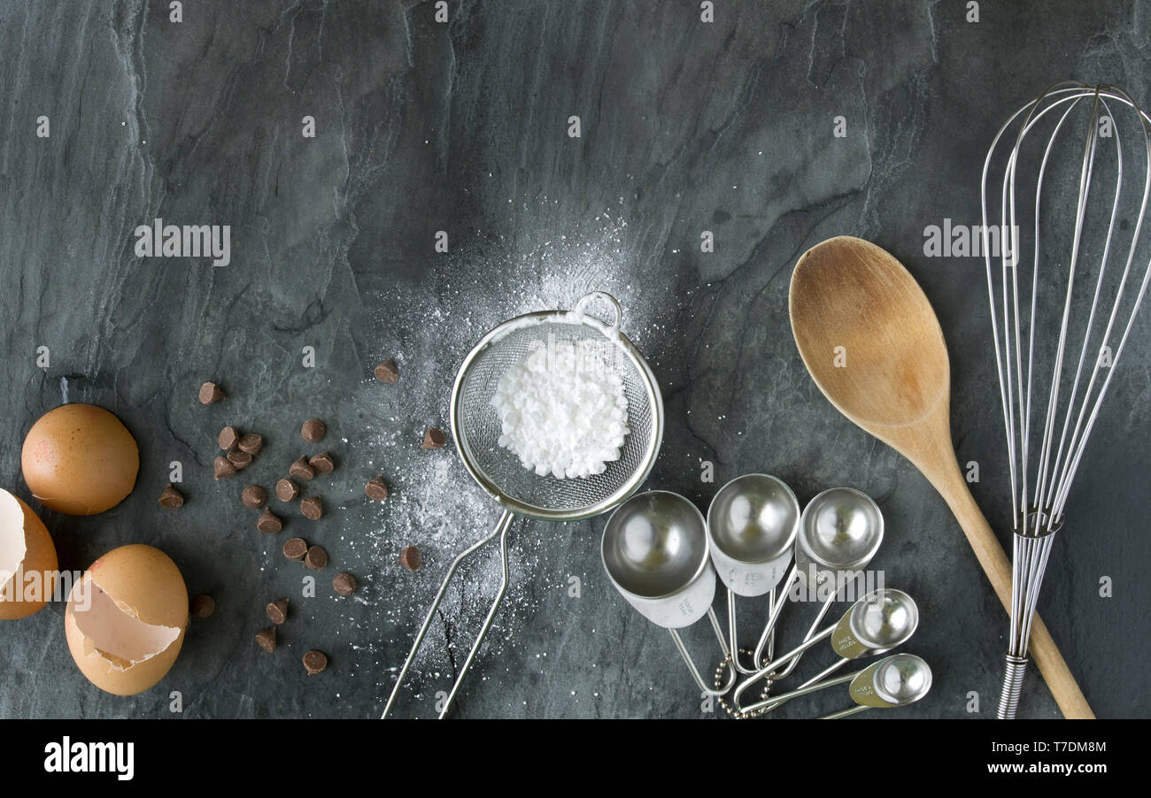 Ingredienti e utensili su lavagna Foto Stock