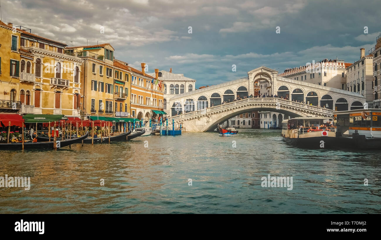 Canal Grande e il Ponte di Rialto di Venezia, Italia Foto Stock