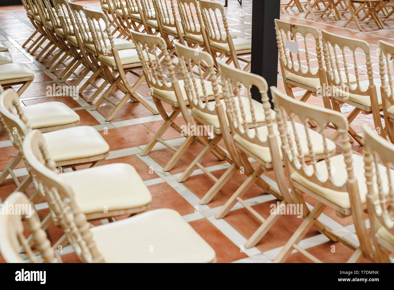 Tante vuote bianche sedie in legno schierate per uno stile retrò evento  Foto stock - Alamy