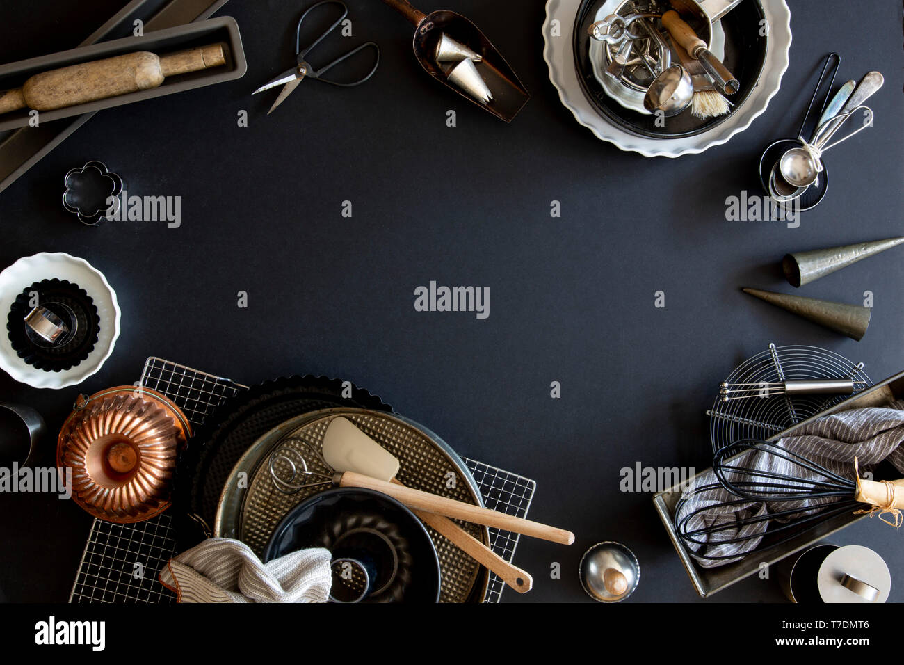 Panificazione e pasticceria attrezzature su sfondo nero con spazio di copia Foto Stock