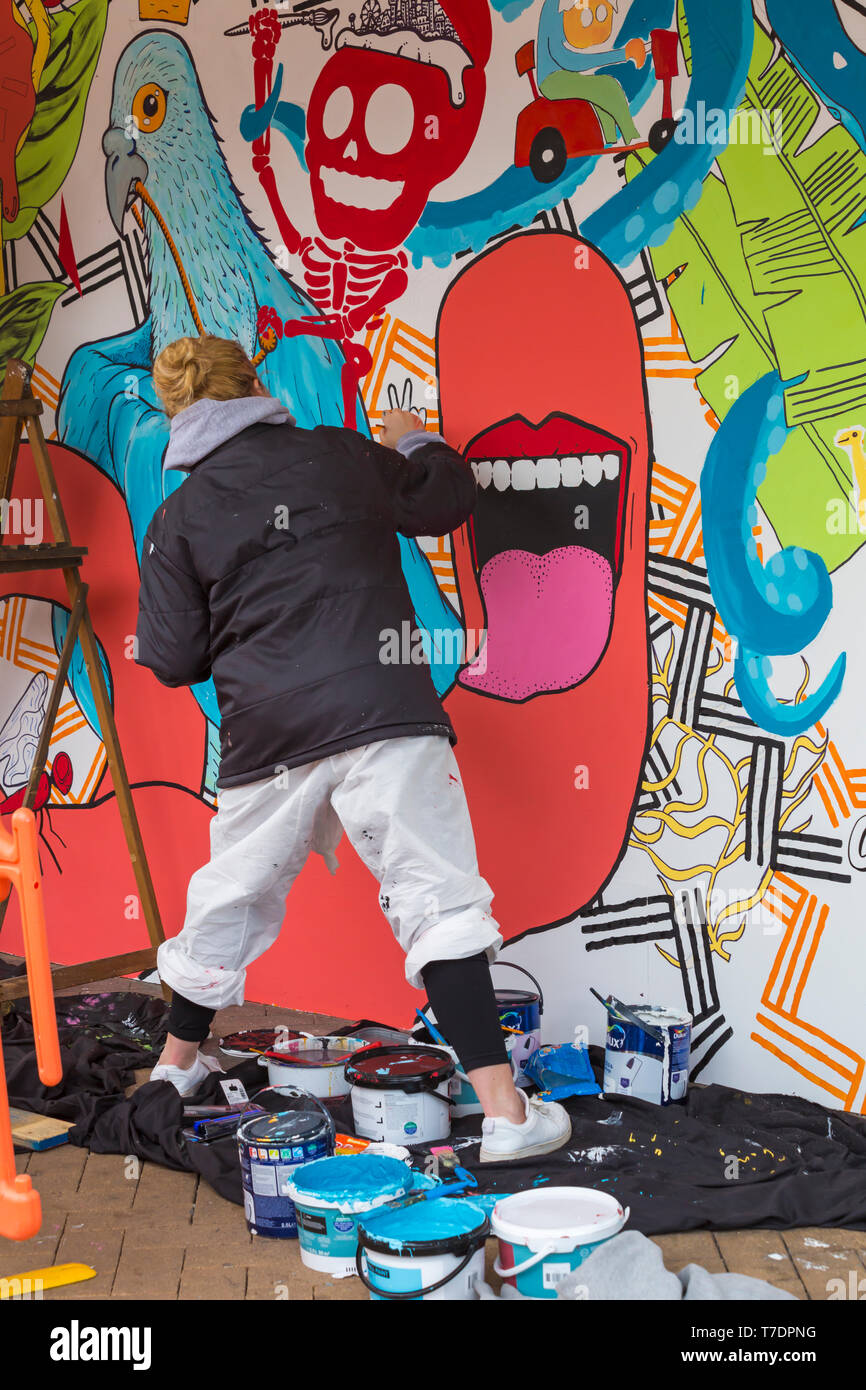 Boscombe, Bournemouth Dorset, Regno Unito. Il 6 maggio, 2019. Bournemouth arti emergenti frangia (BEAF) Festival attira i visitatori a Boscombe con arti mostre, eventi musicali, teatrali, spettacoli, film, danza, workshop. La tazza di caffè Progetto per la realizzazione di opere d'arte per tutti ad unirsi a. Credito: Carolyn Jenkins/Alamy Live News Foto Stock