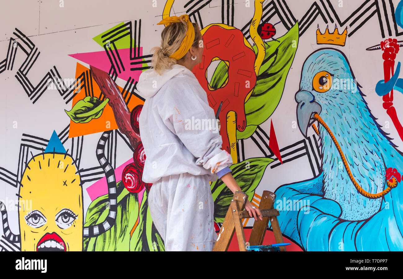 Boscombe, Bournemouth Dorset, Regno Unito. Il 6 maggio, 2019. Bournemouth arti emergenti frangia (BEAF) Festival attira i visitatori a Boscombe con arti mostre, eventi musicali, teatrali, spettacoli, film, danza, workshop. La tazza di caffè Progetto per la realizzazione di opere d'arte per tutti ad unirsi a. Credito: Carolyn Jenkins/Alamy Live News Foto Stock