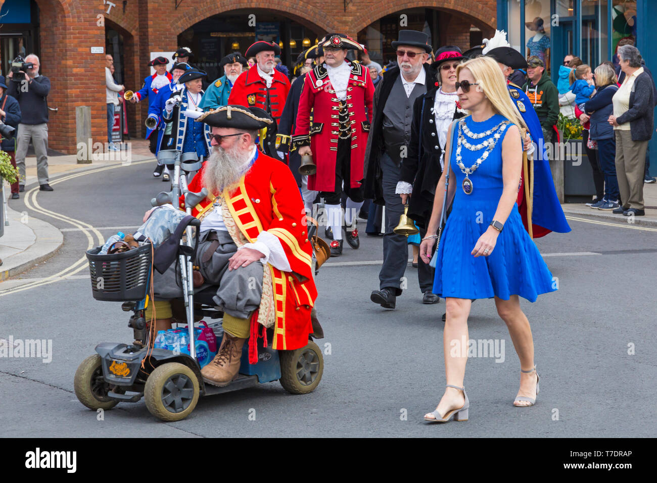 Wimborne, Dorset, Regno Unito. Il 6 maggio 2019. Oyez oyez oyez Town Criers concorrenza a Wimborne maggio su lunedì festivo. Il concorso si svolge ogni 2 anni, ogni concorrente produce un grido tra 100-125 parole, avviamento, oyez oyez oyez, e finitura con Dio salvi la regina. Essi sono giudicati sul volume, di chiarezza, di dizione e inflessione. Credito: Carolyn Jenkins/Alamy Live News Foto Stock