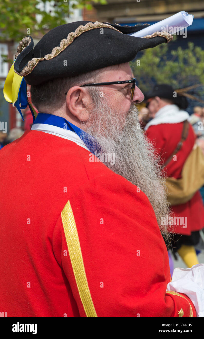 Wimborne, Dorset, Regno Unito. Il 6 maggio 2019. Oyez oyez oyez Town Criers concorrenza a Wimborne maggio su lunedì festivo. Il concorso si svolge ogni 2 anni, ogni concorrente produce un grido tra 100-125 parole, avviamento, oyez oyez oyez, e finitura con Dio salvi la regina. Essi sono giudicati sul volume, di chiarezza, di dizione e inflessione. Credito: Carolyn Jenkins/Alamy Live News Foto Stock