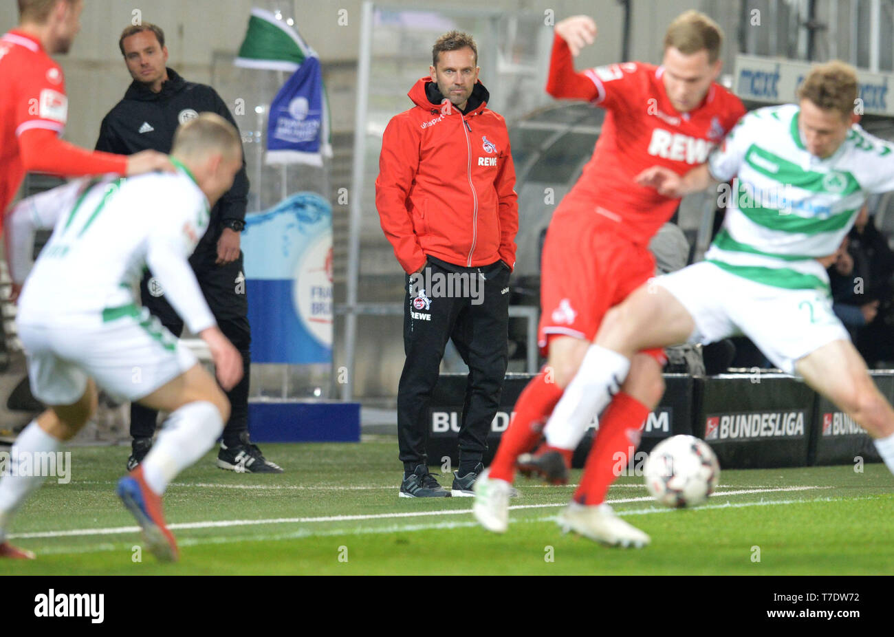 06 maggio 2019, il Land della Baviera, Fürth: Calcio: Seconda Bundesliga, SpVgg Greuther Fürth - 1FC Colonia, XXXII Giornata al Sportpark Ronhof Thomas Sommer. Colonia allenatore Andre Pawlak segue il gioco in disparte. Nota importante: In conformità con i requisiti del DFL Deutsche Fußball Liga o la DFB Deutscher Fußball-Bund, è vietato utilizzare o hanno utilizzato fotografie scattate allo stadio e/o la partita in forma di sequenza di immagini e/o video-come sequenze di foto. Foto: Timm Schamberger/dpa Foto Stock