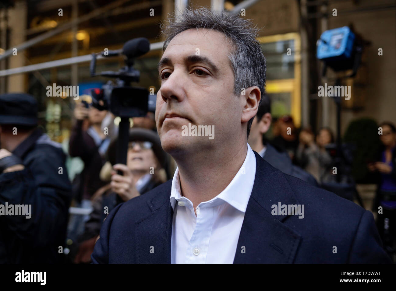 New York, Stati Uniti d'America. Il 6 maggio, 2019. Michael Cohen, U.S. Presidente Donald Trump's ex a lungo termine avvocato personale, lascia il suo appartamento di Manhattan a riferire alla prigione di New York, Stati Uniti, 6 maggio 2019. Michael Cohen ha iniziato la sua condanna a tre anni di carcere il lunedì dopo la supplica colpevole nel dicembre 2018 per una serie di reati, compresi campagna di finanziamento delle violazioni, l'evasione fiscale e giacente al Congresso. Credito: Li Muzi/Xinhua/Alamy Live News Foto Stock