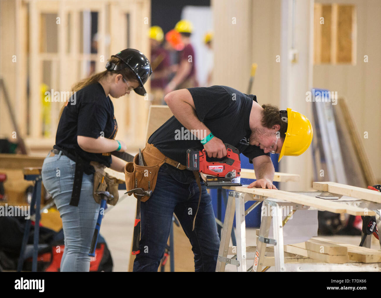 Toronto, Canada. Il 6 maggio, 2019. Gli studenti competere durante la casa nel settore edilizio del 2019 competenze concorso di Ontario in Canada, a Toronto, il 6 maggio 2019. L'abilità di 2019 Ontario la concorrenza ha dato dei calci a fuori qui il lunedì, attraendo più di 2.400 concorrenti. Una vasta gamma di abilità e le carriere sono rappresentati presso la tre-giorni di gara da tutta la produzione, il trasporto, costruzione, servizi e settori tecnologici. Credito: Zou Zheng/Xinhua/Alamy Live News Foto Stock