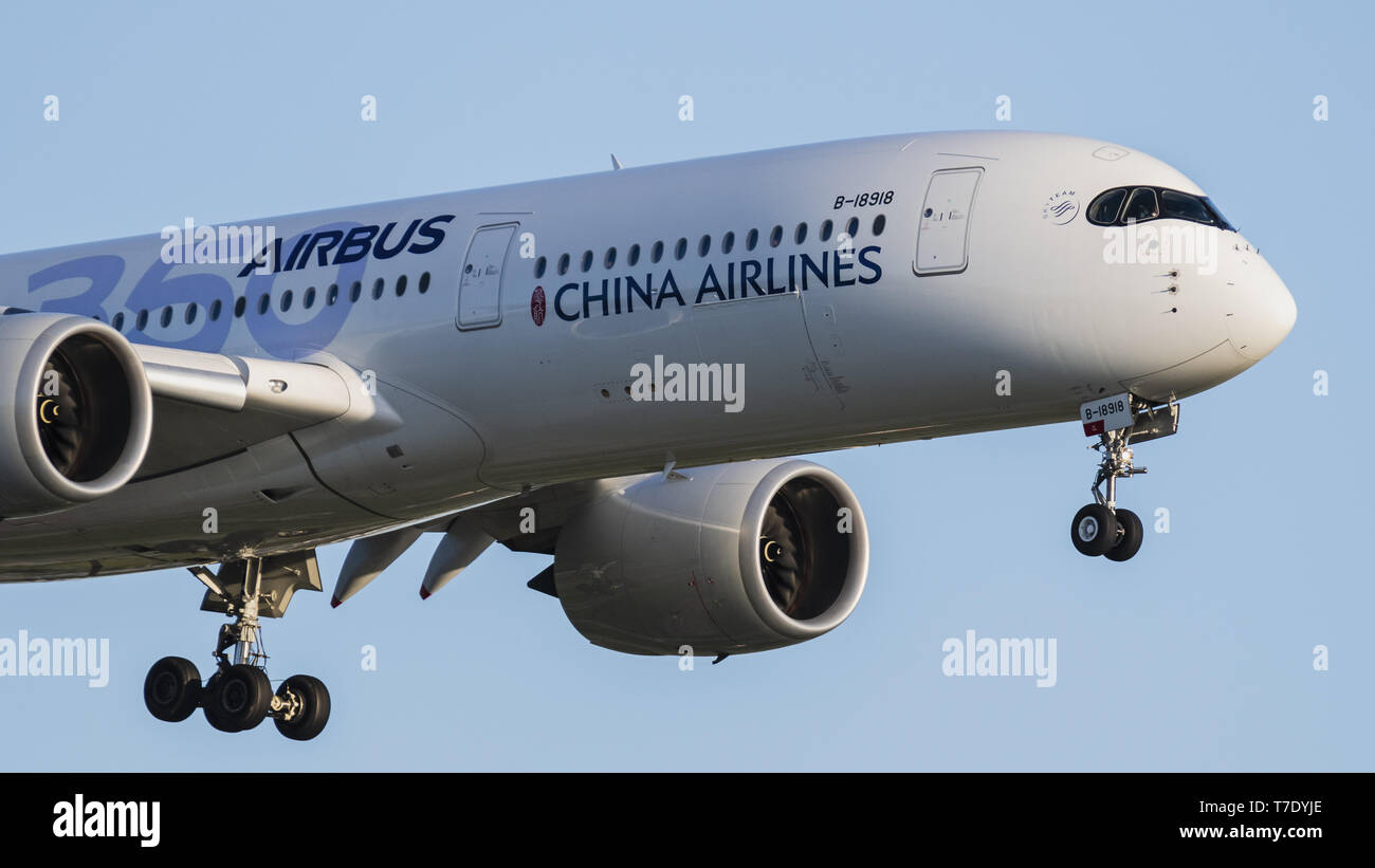 Richmond, Alberta, Canada. Il 5 maggio, 2019. Una China Airlines Airbus A350-941 (B-18918) extra wide body (XVB) jetliner, dipinta in speciale "in fibra di carbonio " livrea, atterrando all'Aeroporto Internazionale di Vancouver Credito: Bayne Stanley/ZUMA filo/Alamy Live News Foto Stock