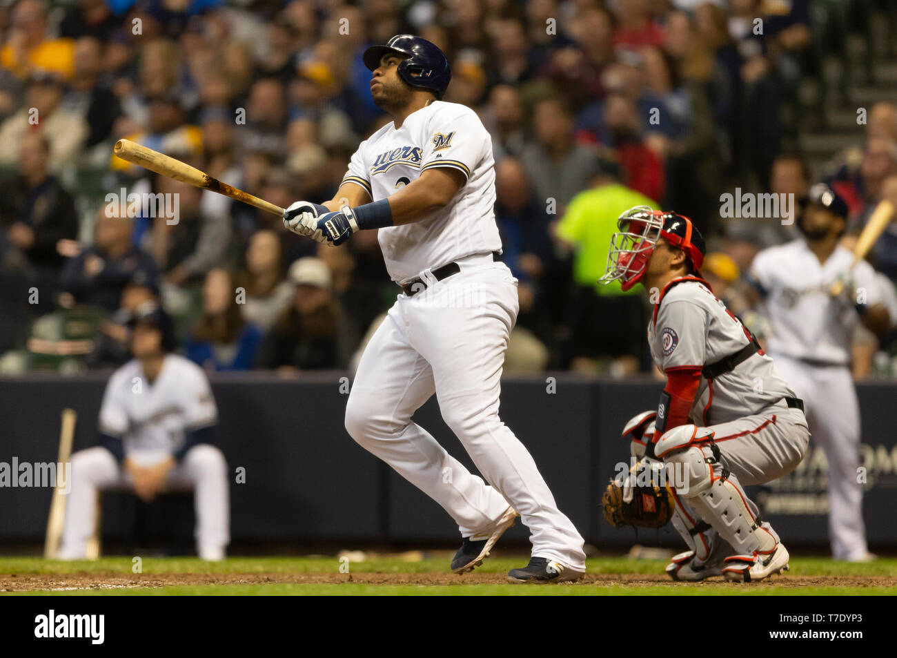 Milwaukee, WI, Stati Uniti d'America. Il 6 maggio, 2019. Milwaukee Brewers primo baseman Gesù Aguilar #24 il sacrificio di volare ha dato i birrai un filo nel settimo inning della Major League Baseball gioco tra il Milwaukee Brewers e i cittadini di Washington a Miller Park di Milwaukee, WI. John Fisher/CSM/Alamy Live News Foto Stock