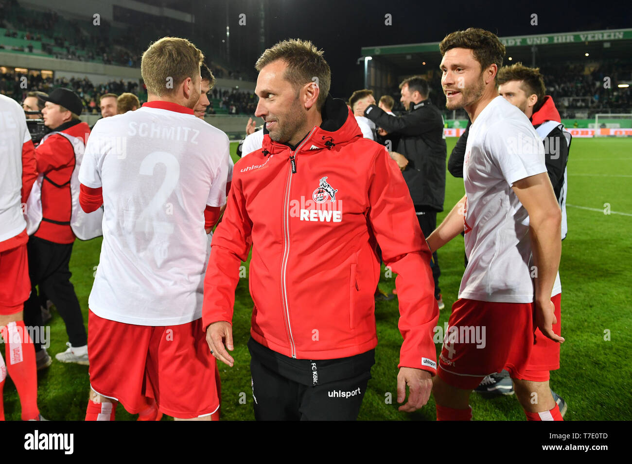 La Furth, Deutschland. 06 Maggio, 2019. Koeln sorge in 1.Bundesliga! Andre PAWLAK (pullman 1.FC Colonia) si congratula con i suoi giocatori-qui Jonas HECTOR (1.FC Colonia, re). giubilo, gioia, entusiasmo, Soccer 2. Bundesliga/Greuther Furth (FUE) - 1.FC Colonia (K) 0-4, 32.Spieltag, giornata32, League2, stagione 2018/19 su 06/05/2019. SPORTPARK RONHOF/THOMAS estate a Fürth. DFL regolamenti vietano qualsiasi uso della fotografia come sequenze di immagini e/o quasi video. | Utilizzo di credito in tutto il mondo: dpa/Alamy Live News Foto Stock