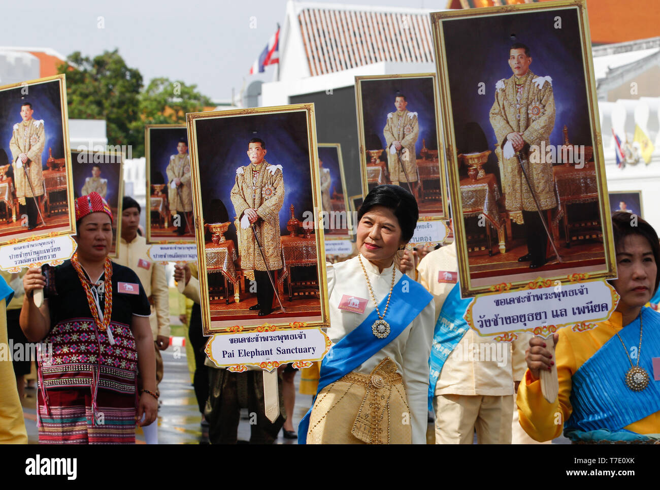 Ben wishers visto ritratti di contenimento della Thailandia del Re Rama X durante un elefante Royal Parade (non mostrato) per celebrare la Thailandia del re Maha Vajiralongkorn Bodindradebayavarangkun incoronazione a Bangkok. Foto Stock