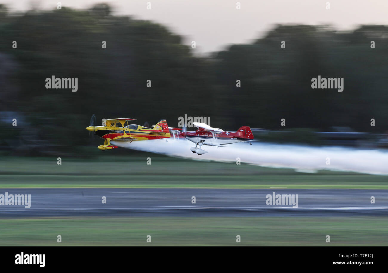 Sydney, Australia. Il 5 maggio, 2019. Gli aeroplani di eseguire durante la Wings Over Illawarra Airshow Illawarra all aeroporto, circa 100 km a sud di Sydney, Australia, il 5 maggio 2019. La morte-sfidando i piloti stunt, all'avanguardia della tecnologia aeronautica e una schiera di classic II Guerra Mondiale i combattenti sono solo alcune delle cose sul display in corrispondenza di uno di Australia la più grande mostra dell'aria. Per andare con 'Funzione: Stunt piloti, jet militari, classic warbirds vai sul display a Aussie' airshow Credito: Bai Xuefei/Xinhua/Alamy Live News Foto Stock