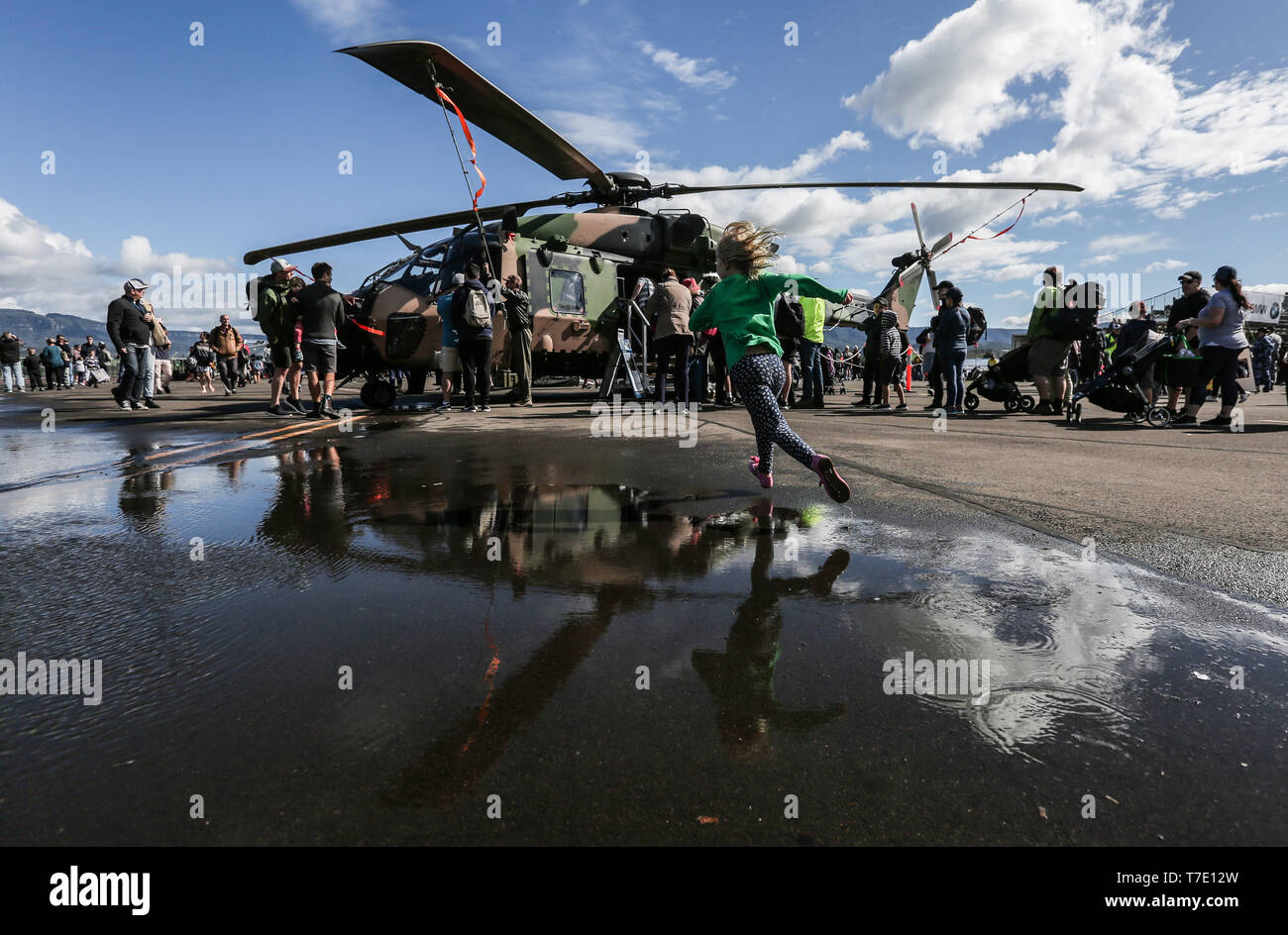 Sydney, Australia. Il 5 maggio, 2019. Turisti visitano ali su di Illawarra Airshow Illawarra all aeroporto, circa 100 km a sud di Sydney, Australia, il 5 maggio 2019. La morte-sfidando i piloti stunt, all'avanguardia della tecnologia aeronautica e una schiera di classic II Guerra Mondiale i combattenti sono solo alcune delle cose sul display in corrispondenza di uno di Australia la più grande mostra dell'aria. Per andare con 'Funzione: Stunt piloti, jet militari, classic warbirds vai sul display a Aussie' airshow Credito: Bai Xuefei/Xinhua/Alamy Live News Foto Stock