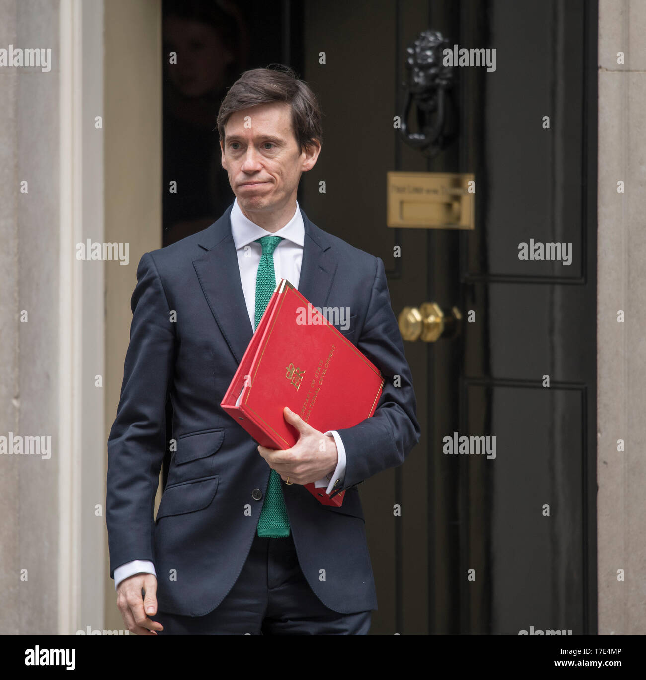 A Downing Street, Londra, Regno Unito. Il 7 maggio 2019. Rory Stewart, Segretario di Stato per lo Sviluppo Internazionale, Sviluppo Internazionale Segretario lascia Downing Street dopo settimanale di riunione del gabinetto. Credito: Malcolm Park/Alamy Live News. Foto Stock