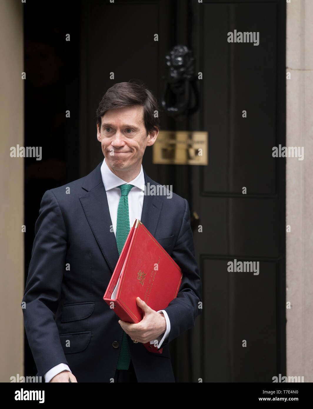 A Downing Street, Londra, Regno Unito. Il 7 maggio 2019. Rory Stewart, Segretario di Stato per lo Sviluppo Internazionale, Sviluppo Internazionale Segretario lascia Downing Street dopo settimanale di riunione del gabinetto. Credito: Malcolm Park/Alamy Live News. Foto Stock