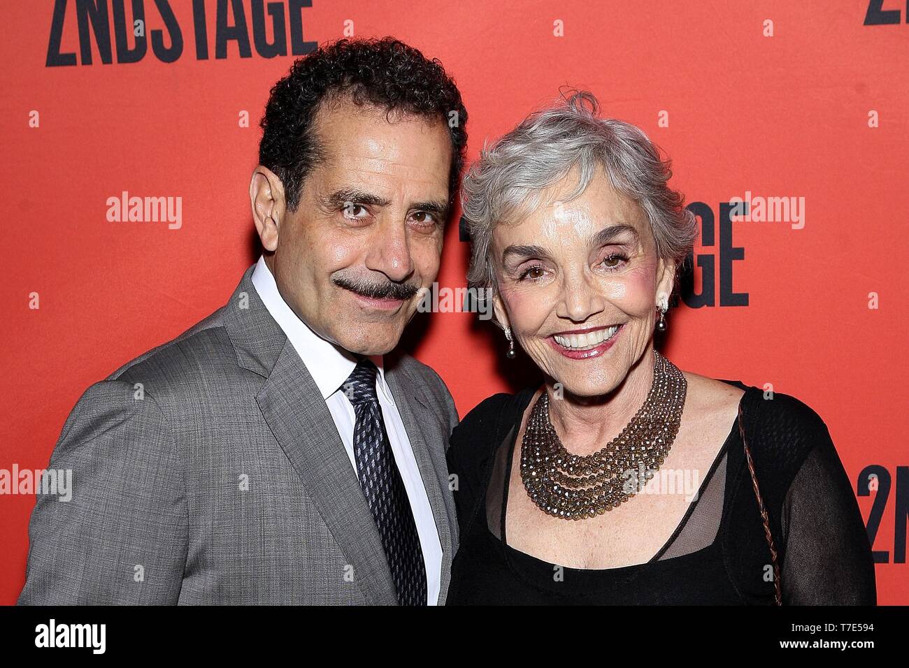 New York, NY, STATI UNITI D'AMERICA. Il 6 maggio, 2019. Tony Shalhoub, Brooke Adams presso gli arrivi per la seconda tappa quarantesimo compleanno Gala, Hammerstein Ballroom, New York, NY Maggio 6, 2019. Credito: Steve Mack/Everett raccolta/Alamy Live News Foto Stock