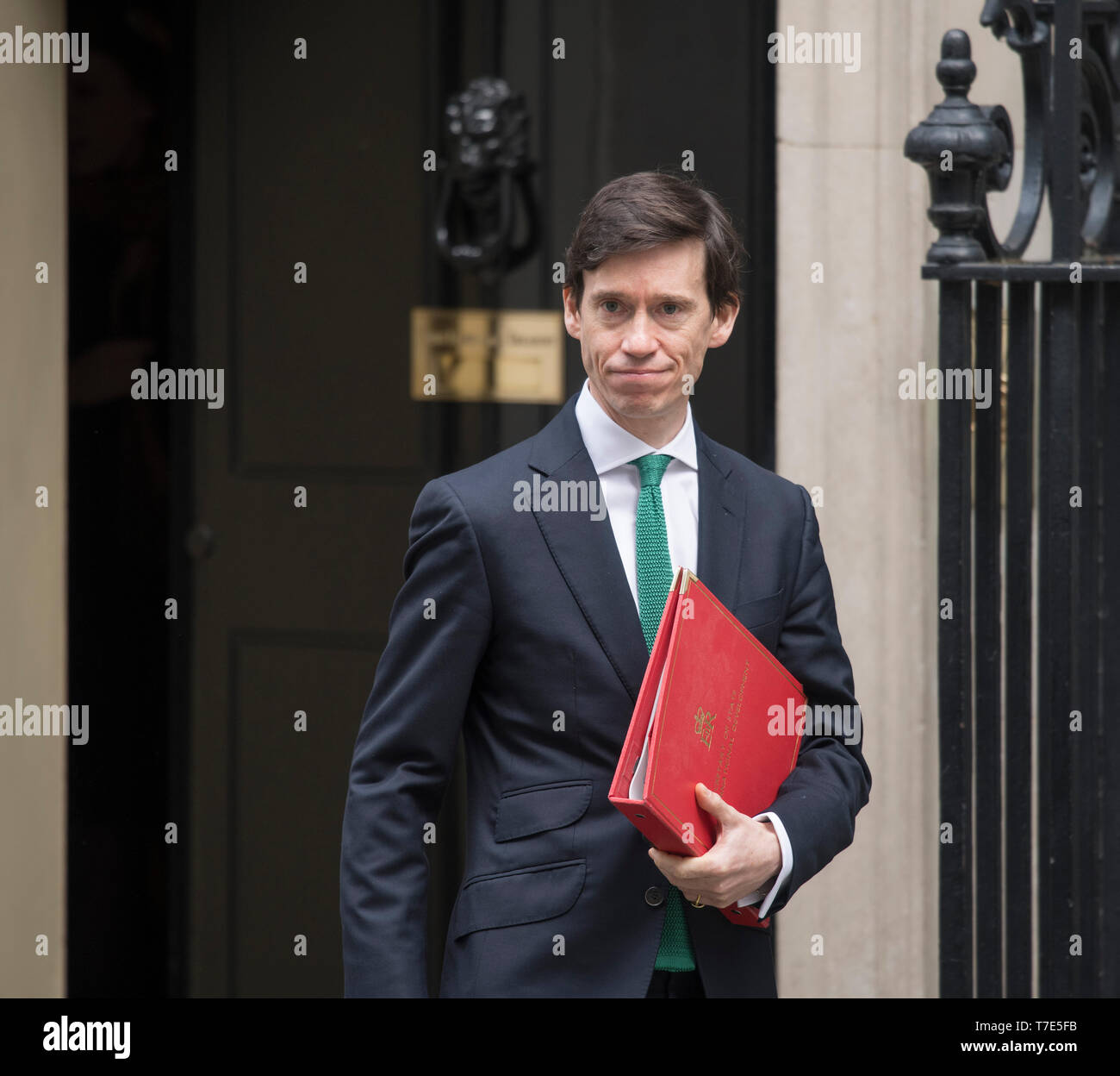 A Downing Street, Londra, Regno Unito. Il 7 maggio 2019. Rory Stewart, Segretario di Stato per lo Sviluppo Internazionale, Sviluppo Internazionale Segretario lascia Downing Street dopo settimanale di riunione del gabinetto. Credito: Malcolm Park/Alamy Live News. Foto Stock