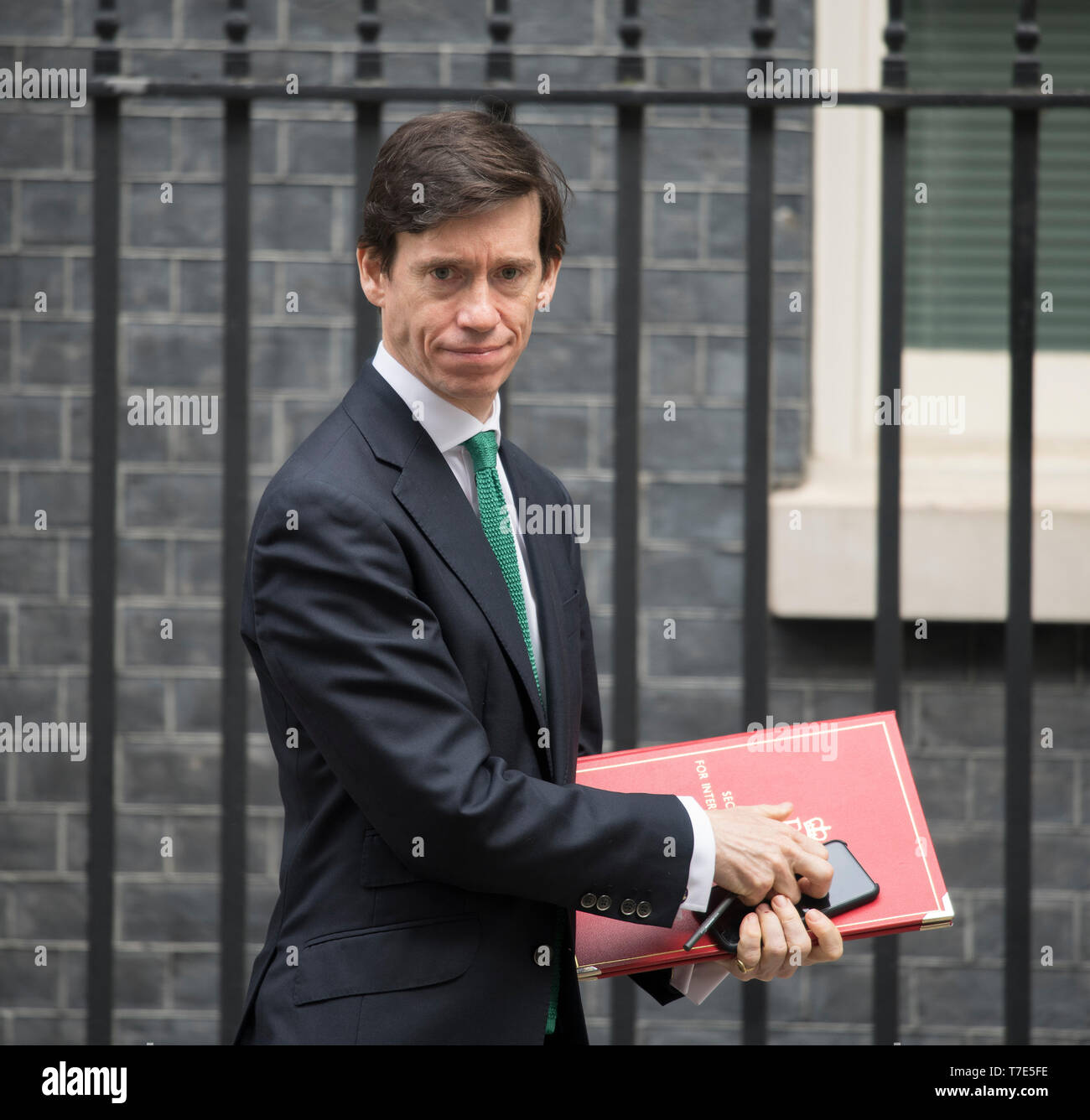 A Downing Street, Londra, Regno Unito. Il 7 maggio 2019. Rory Stewart, Segretario di Stato per lo Sviluppo Internazionale, Sviluppo Internazionale Segretario lascia Downing Street dopo settimanale di riunione del gabinetto. Credito: Malcolm Park/Alamy Live News. Foto Stock
