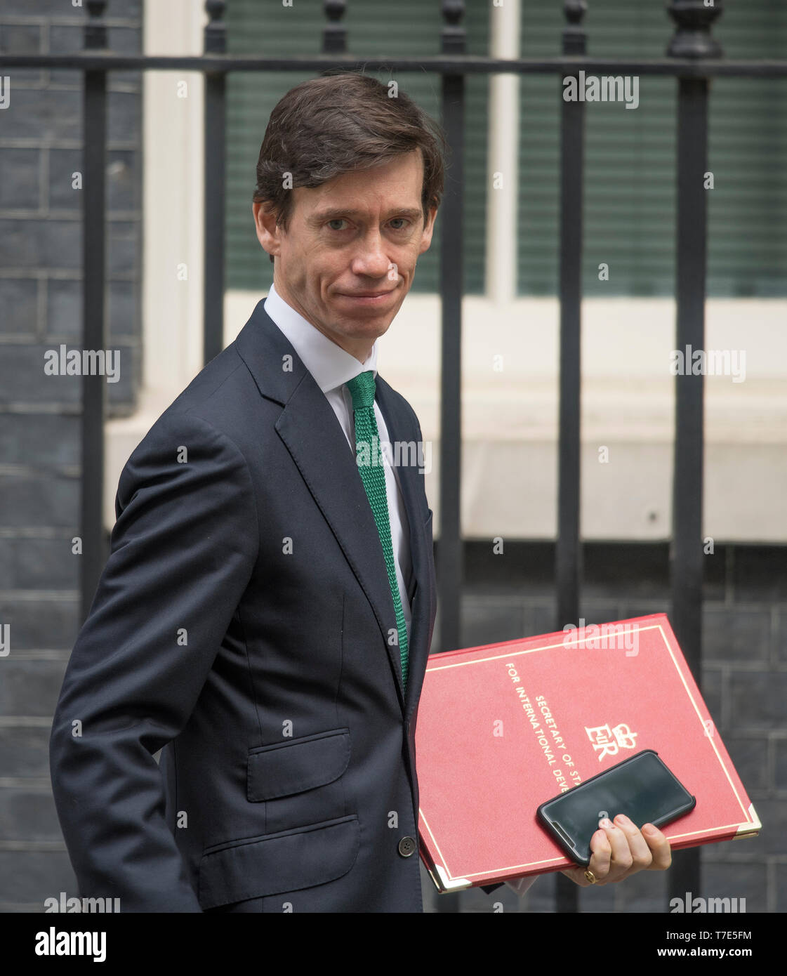 A Downing Street, Londra, Regno Unito. Il 7 maggio 2019. Rory Stewart, Segretario di Stato per lo Sviluppo Internazionale, Sviluppo Internazionale Segretario lascia Downing Street dopo settimanale di riunione del gabinetto. Credito: Malcolm Park/Alamy Live News. Foto Stock