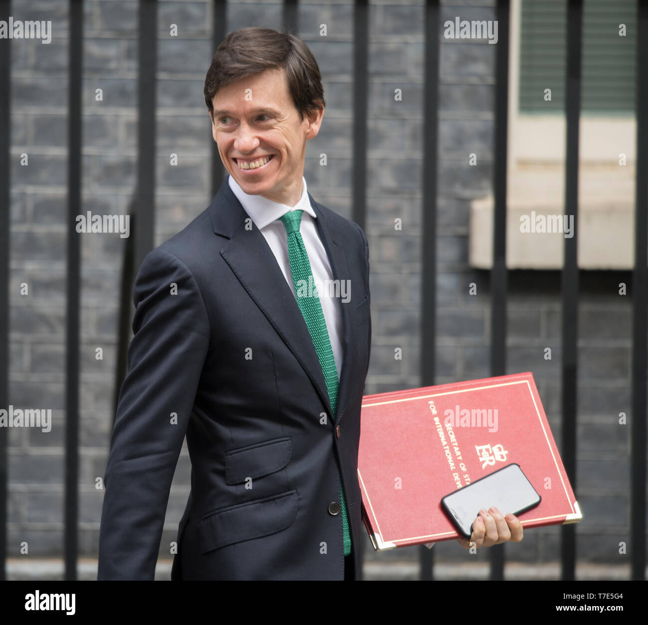 A Downing Street, Londra, Regno Unito. Il 7 maggio 2019. Rory Stewart, Segretario di Stato per lo Sviluppo Internazionale, Sviluppo Internazionale Segretario lascia Downing Street dopo settimanale di riunione del gabinetto. Credito: Malcolm Park/Alamy Live News. Foto Stock