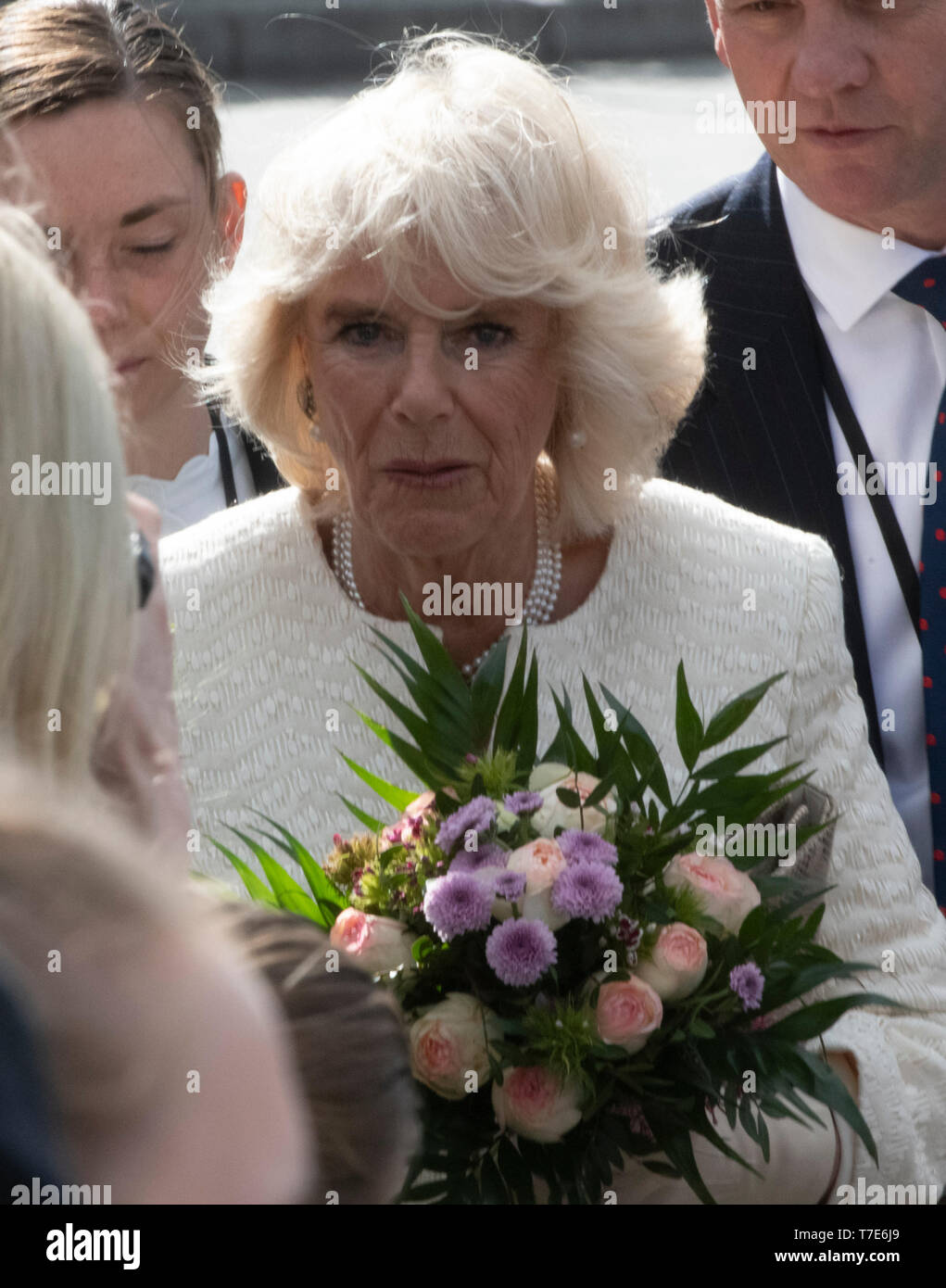 Berlino, Germania. 07 Maggio, 2019. Il British Duchessa Camilla (M) parla con gli spettatori di fronte alla Porta di Brandeburgo. Credito: Paolo Zinken/dpa/Alamy Live News Foto Stock