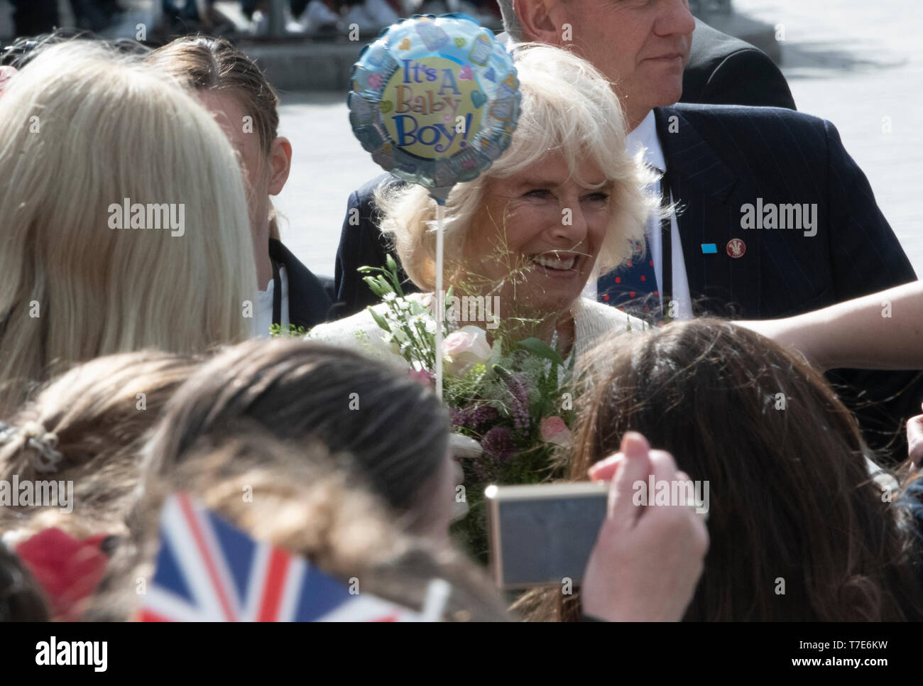 Berlino, Germania. 07 Maggio, 2019. Il British Duchessa Camilla (anteriore) parla con gli spettatori di fronte alla Porta di Brandeburgo. Credito: Paolo Zinken/dpa/Alamy Live News Foto Stock