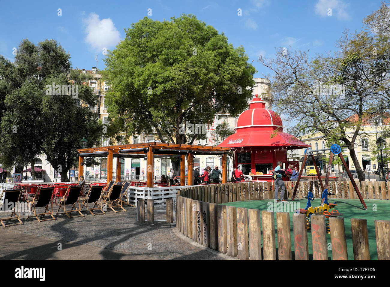 Arresto di persone per il caffè del mattino al di fuori di Time Out Ribeira edificio di mercato presso il cafe nel parco in Lisbona Lisboa Portogallo Europa KATHY DEWITT Foto Stock