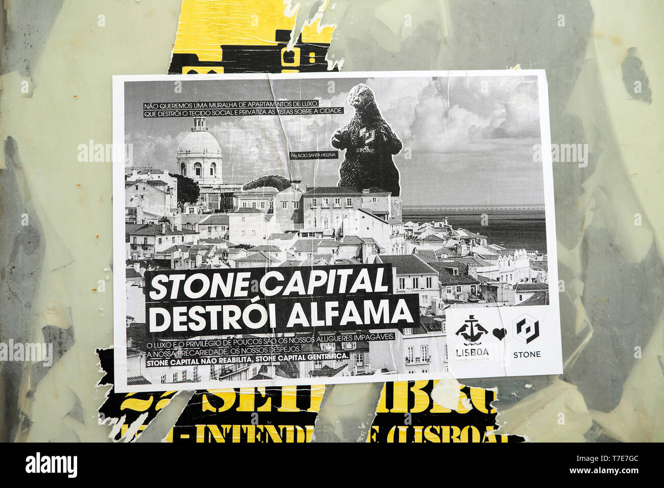 Un poster che protestavano gentrification e lo sviluppo di proprietà nel tradizionale quartiere residenziale di Alfama Lisbona Portogallo Europa KATHY DEWITT Foto Stock
