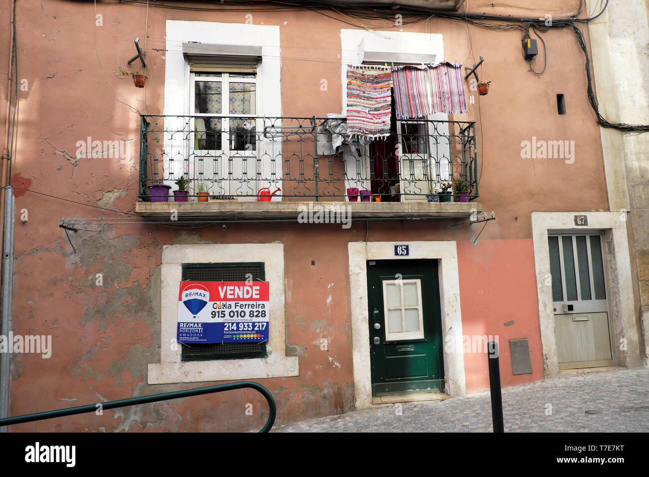 Vista esterna di un per la vendita vendôme segno su una casa tradizionale nella città vecchia con servizio lavanderia esterno Alfama Lisbona Portogallo Europa KATHY DEWITT Foto Stock