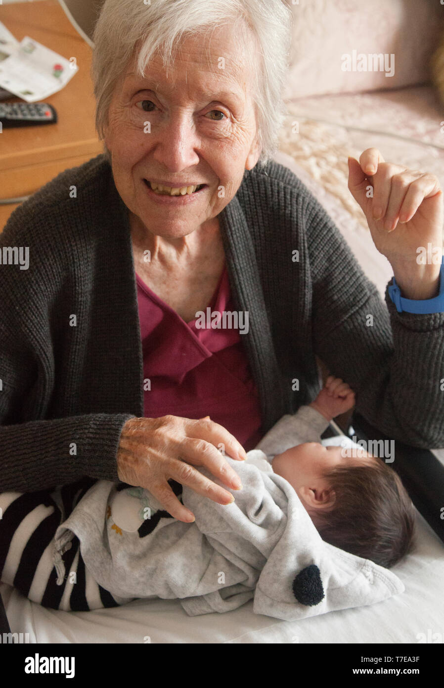 Nonna con neonati Foto Stock