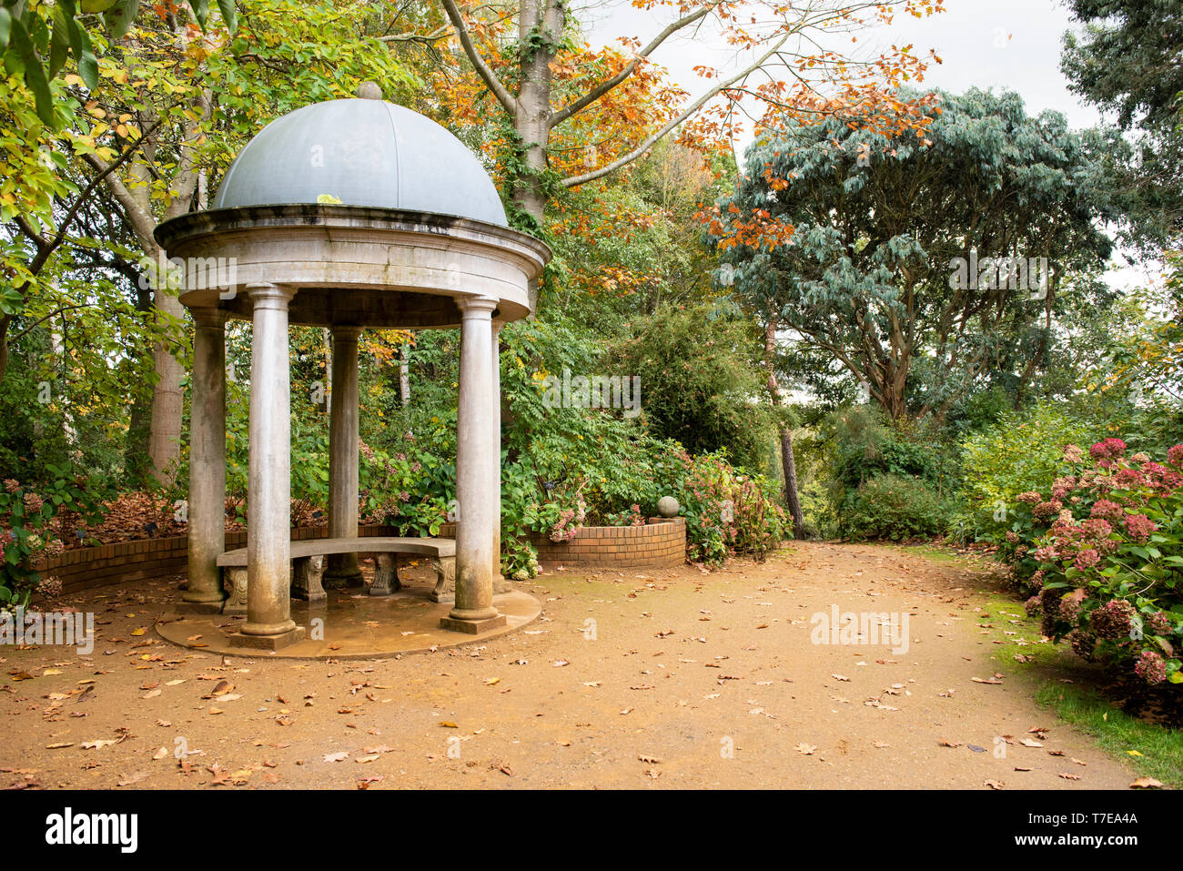 Il sedile in pietra in stile romano struttura at Wisley Garden Foto Stock