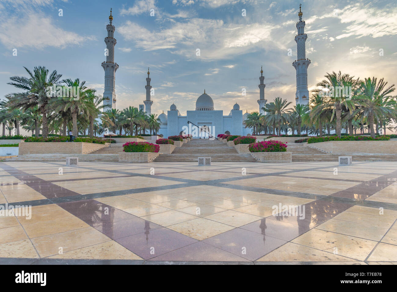 Vista assiale della Grande Moschea di Abu Dhabi alla fine del pomeriggio con pavimentazione luccicanti in primo piano, Regno emirato Arabo Foto Stock