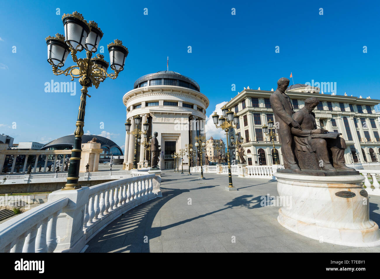 Gli edifici del governo, la polizia finanziaria Office, Ministero degli Affari Esteri, arte Bridge, Skopje, Macedonia Foto Stock