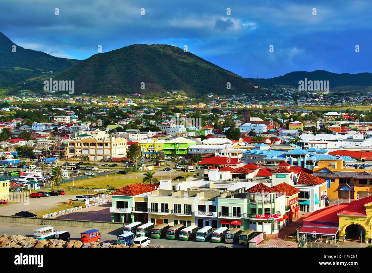Vista dalla cima di una nave da crociera ormeggiata nel porto, il paesaggio colorato di Basseterre, la capitale di St Kitts & Nevis. Foto Stock