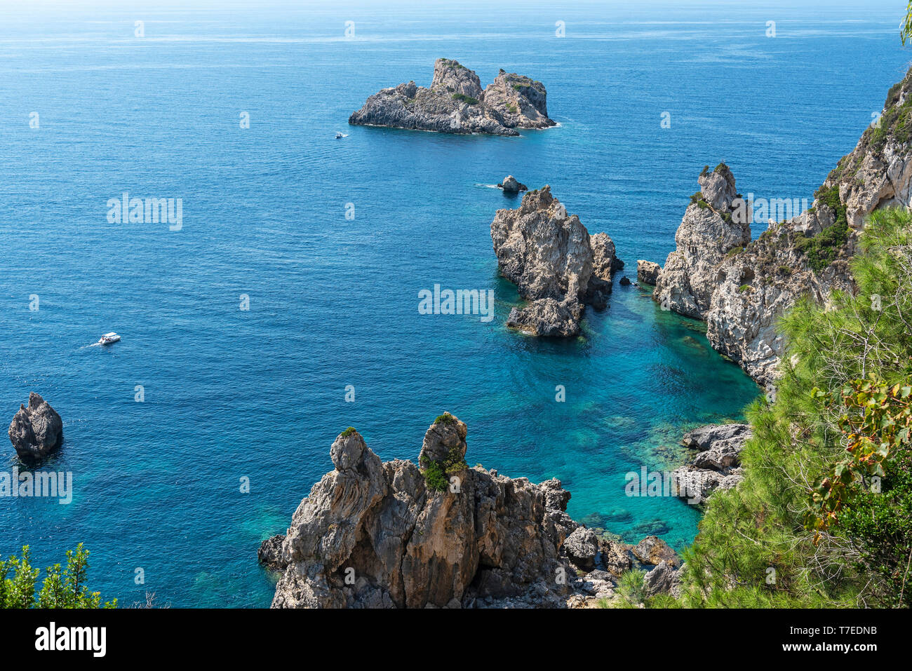 Costa rocciosa, Paleokastritsa, isola di Corfu, Isole Ionie, Mare mediterraneo, Grecia Foto Stock